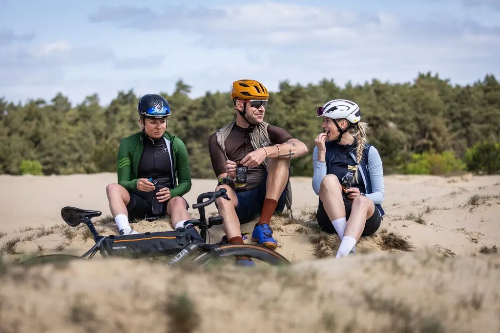 Cykelholdet på en strand