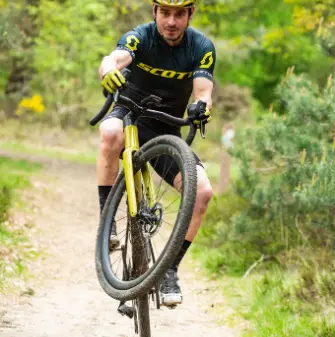 mand cykler ude i naturen